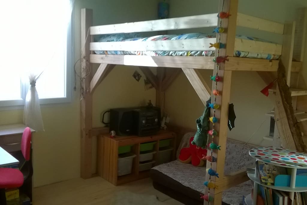 un lit une place en mezzanine, avec chaine hifi et bureau. Vous pouvez ajouter un couchage sous la mezzanine (matelas en mousse) pour une place