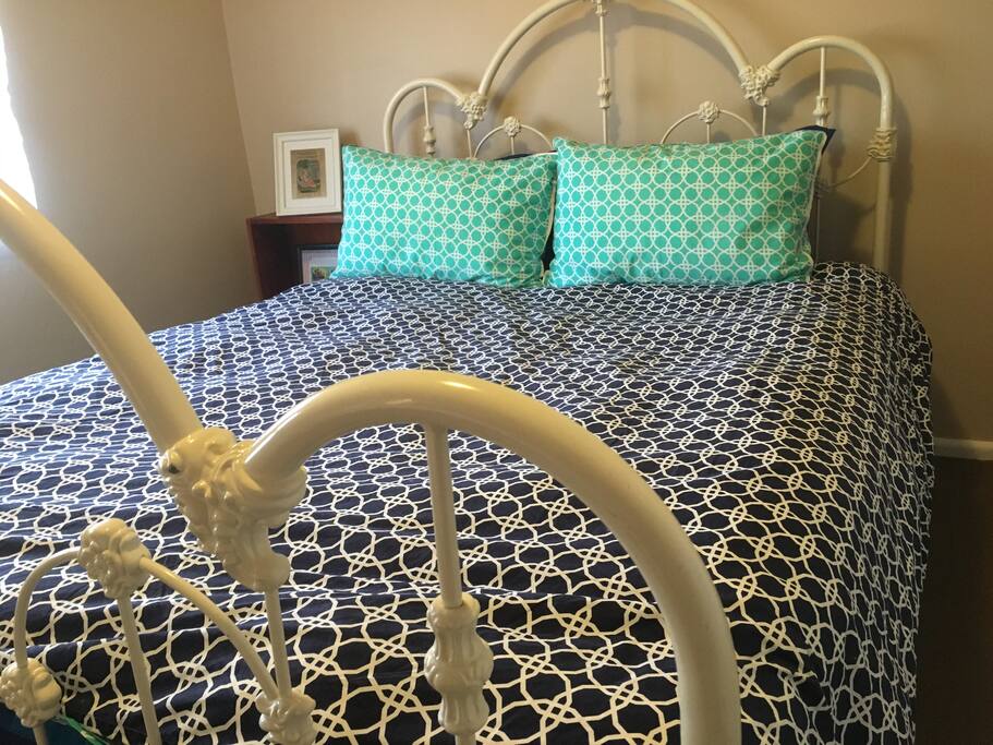 Main Bedroom with Queen Sized Bed.