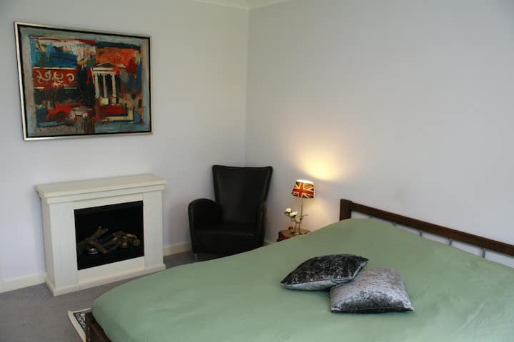 חדר השינה הראשי המשקיף על הגינה הקדמית ועל בנייני החווה.