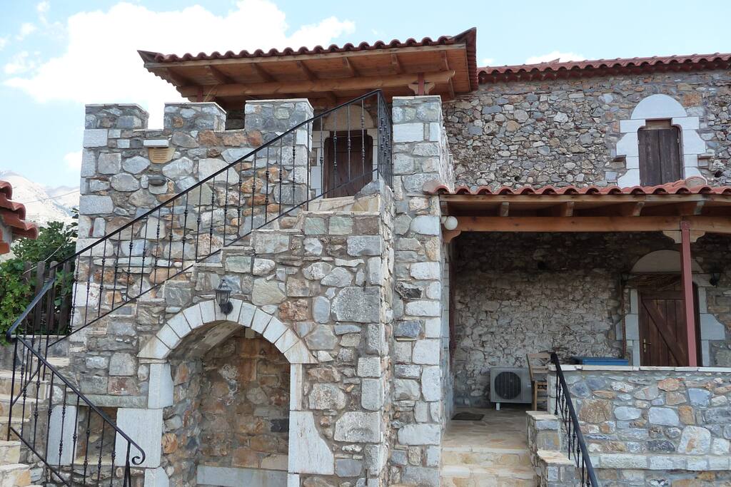 Όψη Πύργου εντός της αυλής / Building view from inside the backyard