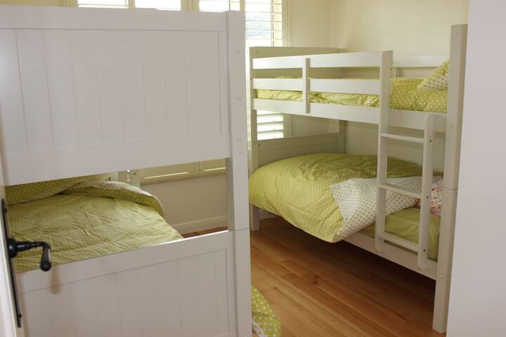 Dormitorio para niños (4 camas individuales), ubicado arriba. Ten en cuenta el peso máximo en cada litera de 60 kg.
