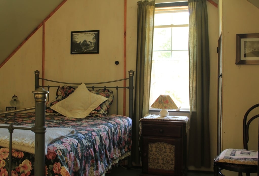 2階のベッドルームからは、庭園、果樹園、森が一望できます。