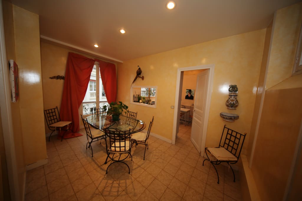 Salle à manger donnant sur la cuisine
