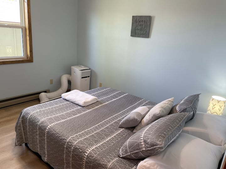 Segundo dormitorio con cama tamaño queen.
