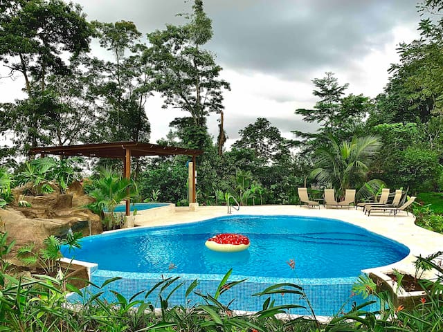 hospedaje familiar con piscina y