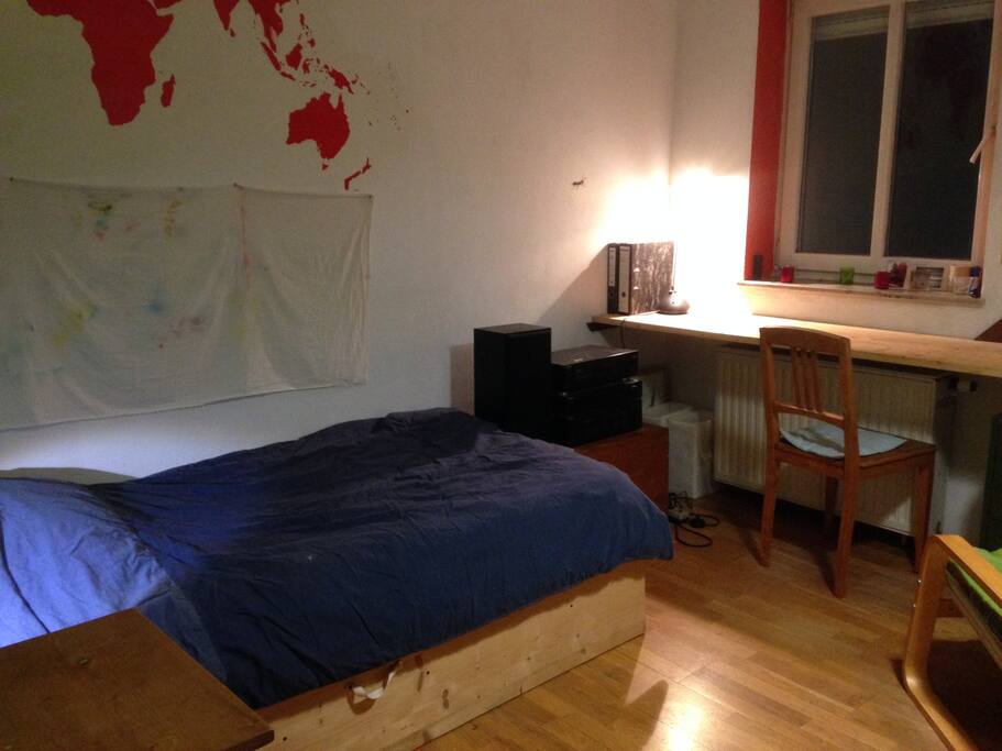 und falls nötig kann man auch noch eine Matratze ins Zimmer legen
