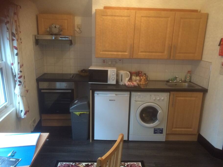 Integrated kitchen with all mod cons and fully equipped with own washer dryer. Detergent supplied.