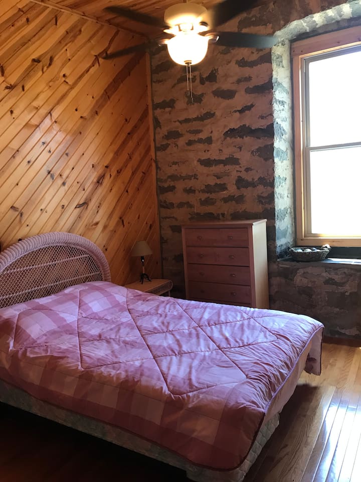 L'une des deux chambres du logement