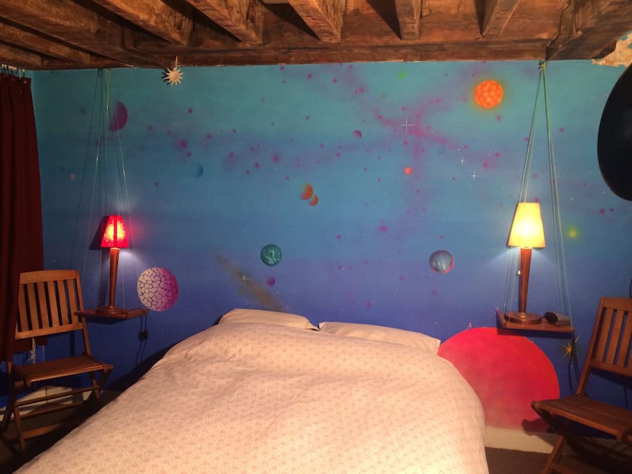 La chambre Mars & Vénus avec ses murs peints et poutres apparentes