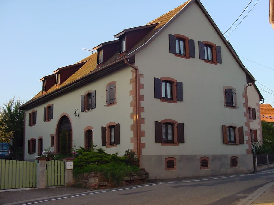 La cour devant la maison est disponible pour garer les voitures.