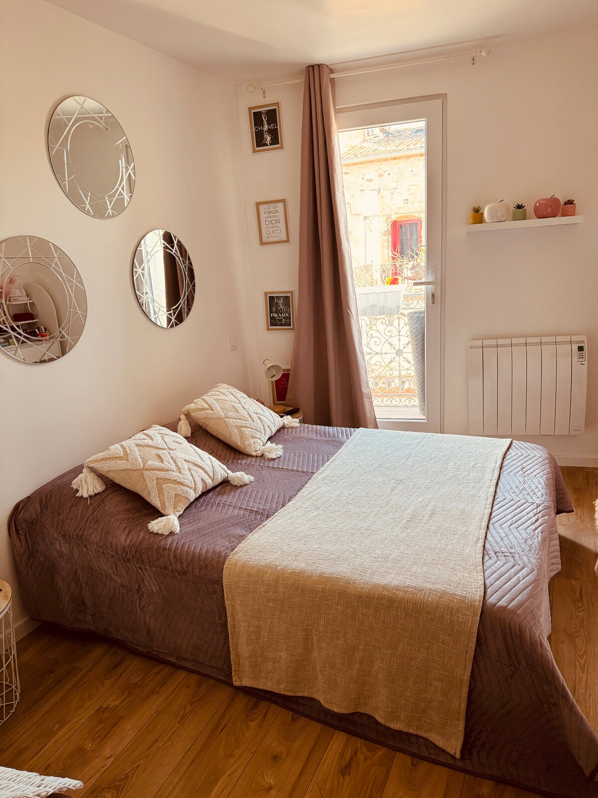 卧室2.床， 140 ，配有电视、连接和衣柜。