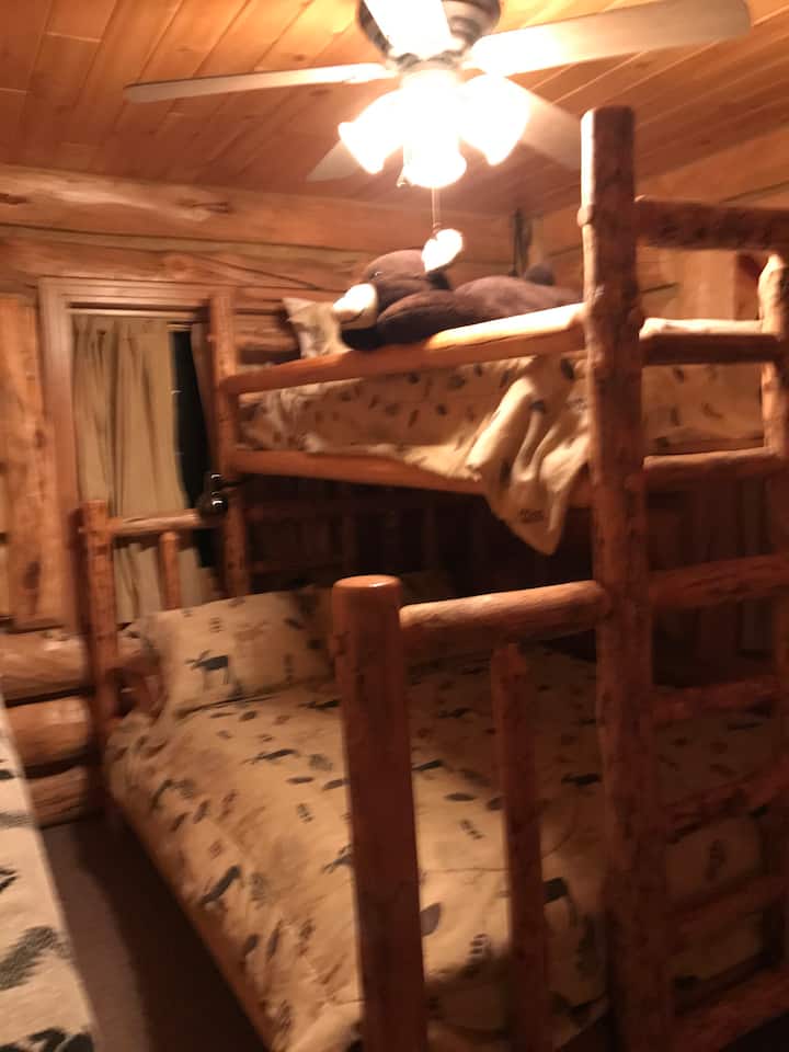 Dormitorio inferior con capacidad para 3 personas (cama tamaño queen y litera individual).