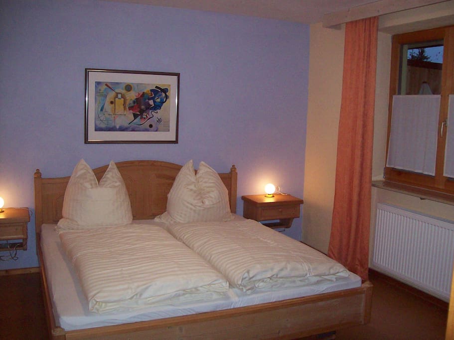 Das Schlafzimmer ist mit Schreinermöbeln ausgestattet und bietet noch Platz für 1 Zustell- oder 1 Kinderbett.
