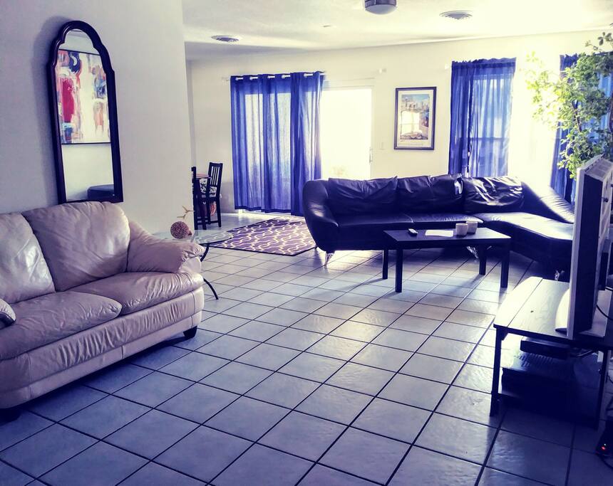 Spacious Livingroom with Wifi & Cable TV