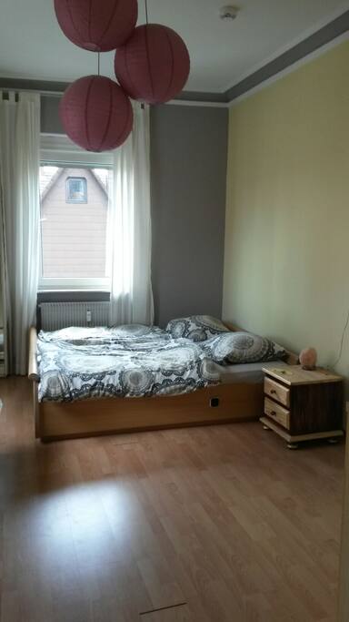 Qiet private room with kingsize bed.