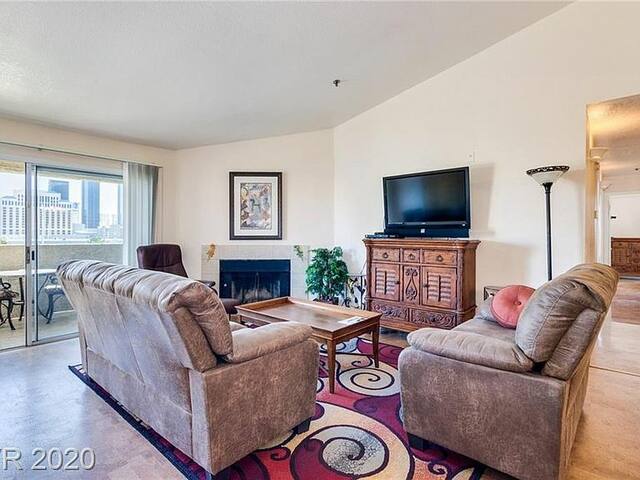 Beautiful 3 bdr,1.5 mi to Strip!