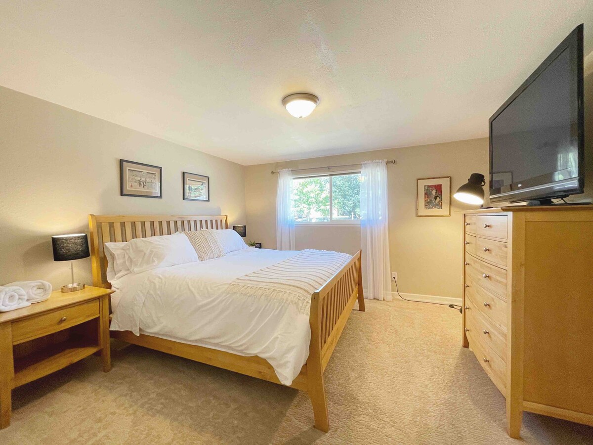 Super komfortable Kingsize-Matratze im Master mit Flachbildfernseher, zwei Nachttischen, Lampen mit USB-Anschlüssen und privatem Badezimmer mit Badewanne. Begehbarer Kleiderschrank, Kommode und originale japanische Holzblockdruckkunst an den Wänden. 