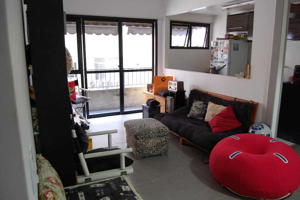 Very cozy, with great natural light. A foldable futon-style twin bed and an amazingly comfortable puff. // Acolhedor, com ótima luz natural. Uma cama de casal estilo japonesa dobrável super confortável e um maravilhoso puff.