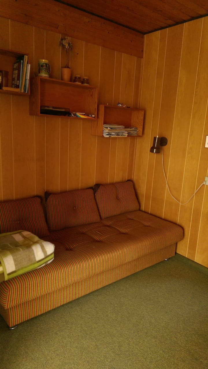 Divan-krevat pranë dhomës së ndenjjes