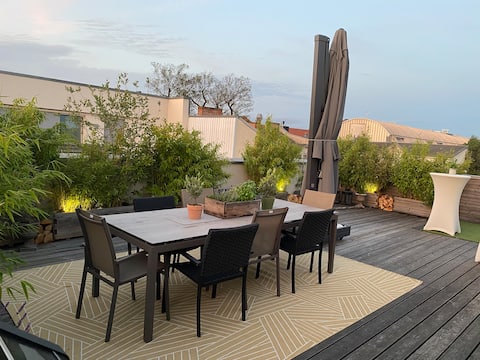 Bright, quiet and stylish roof terrace apartment