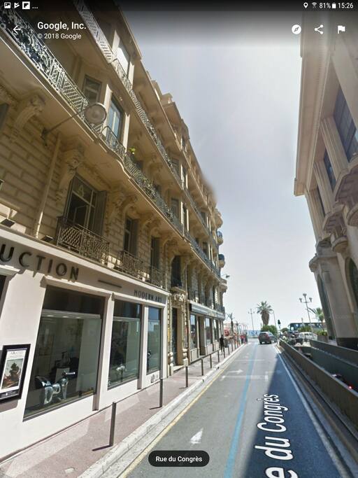 la plage au bout de la rue
carré d'or quartier central de Nice avec toutes ses activités