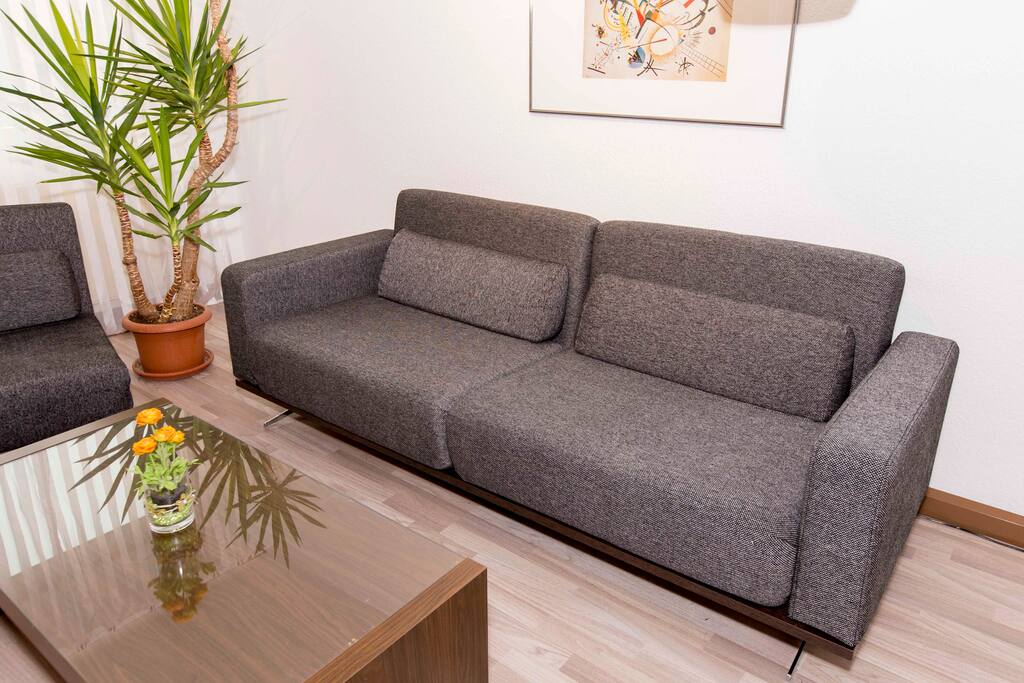 Wohnzimmer mit ausziehbarer Relax-Couch