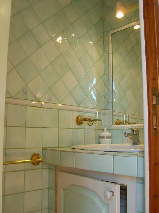 Salle d'eau provençale séparée et privée