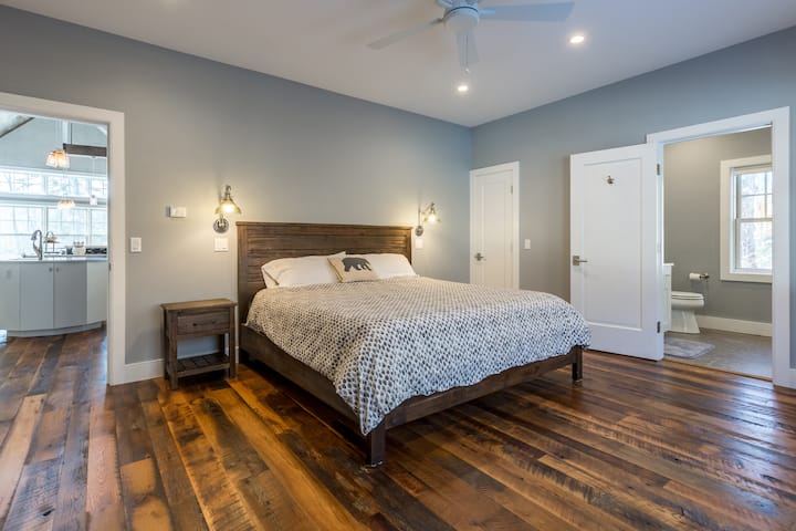 Მთავარი დონის კინგ ‑ ოსტატი, რომელიც აღჭურვილია სააბაზანოთი (საშხაპითა და ცალკემდგომი ამაოებით). 