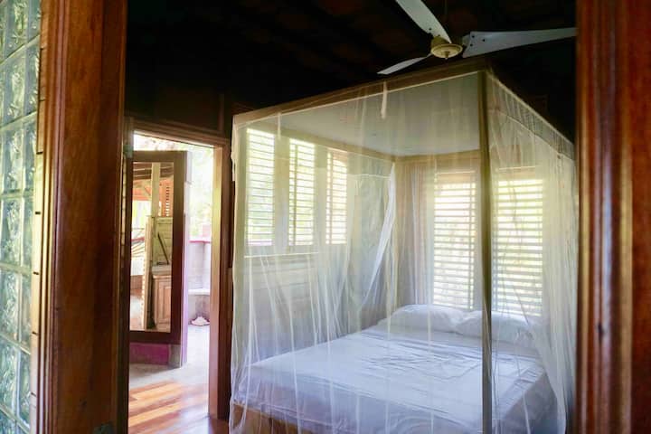 трета спалня - двойно легло - долно ниво със самостоятелна баня + външен душ 