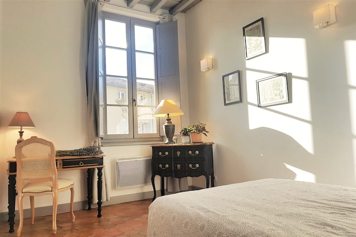 Спалня 2. Двойно легло, бюро, скрин. 