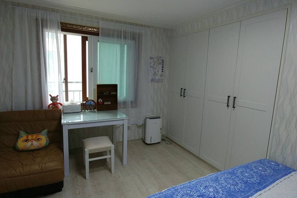 Guest room.