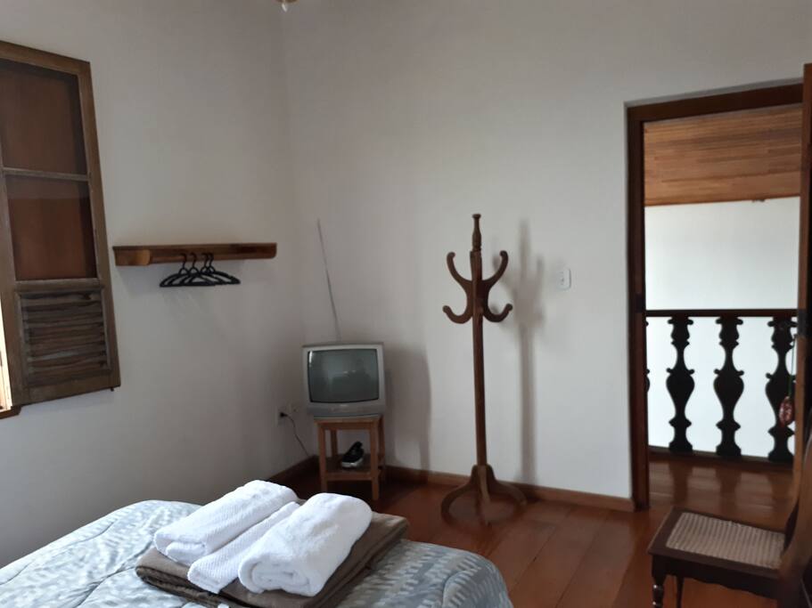 Quarto 1 - cama de casal. Pode incluir colchão no chão.