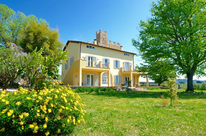 Magical 1900s Farmhouse near Rome with hot tub