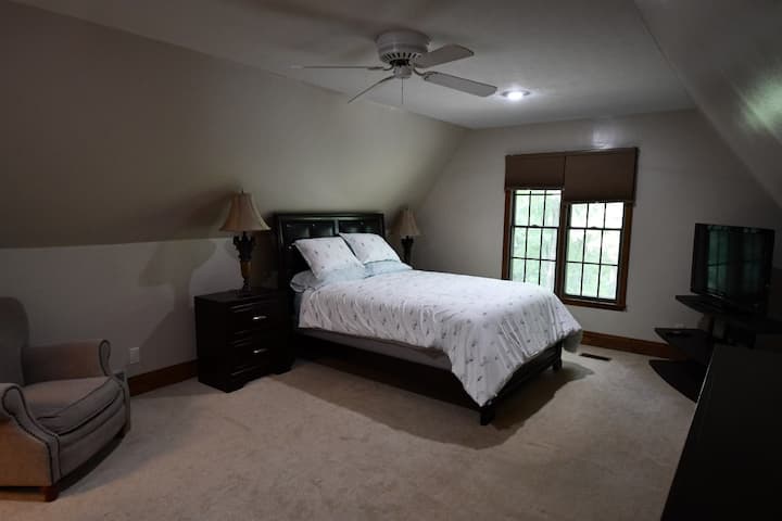 Camera da letto principale con bagno completo collegato (situato al piano superiore)