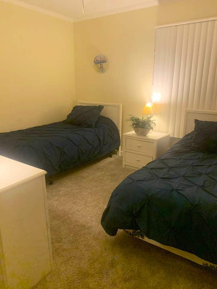 غرفة نوم 2 بسريرين توأمين