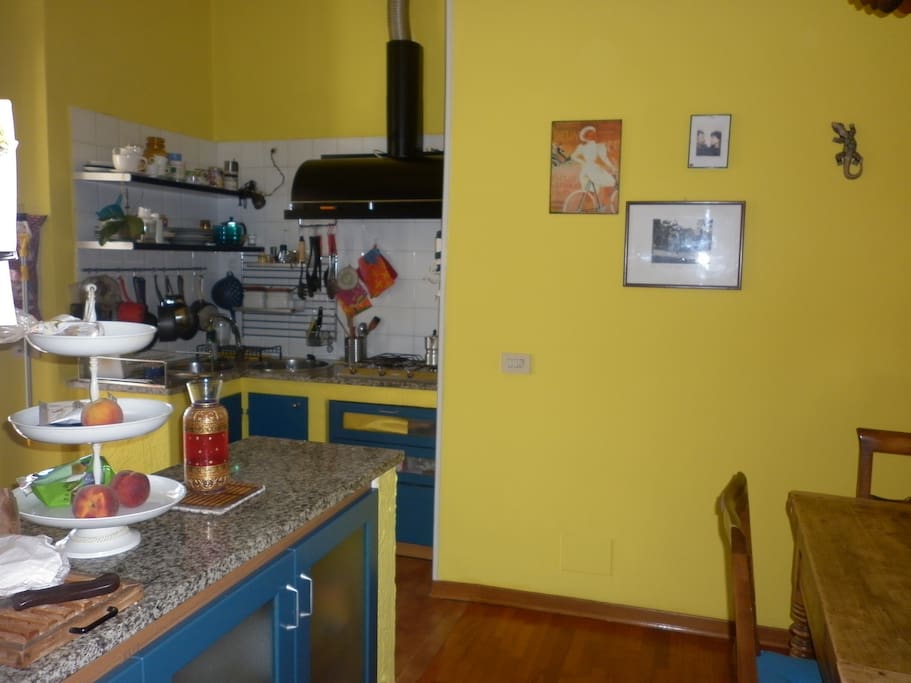 Kitchen with table - cucina abitabile