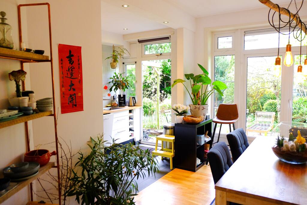 From the kitchen to the garden, all open!