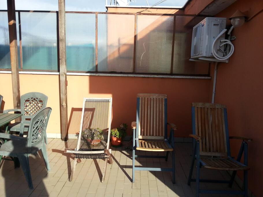 Terrazzo: sedie sdraio.