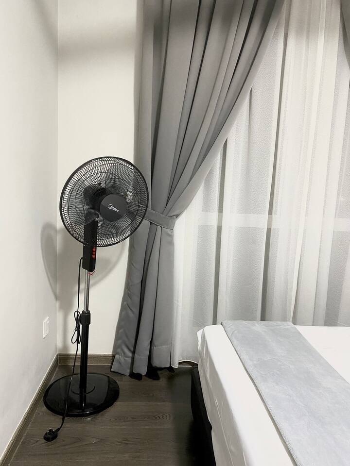 Druga soba s bračnim krevetom (samo ventilator) s dodatnim ventilatorom.