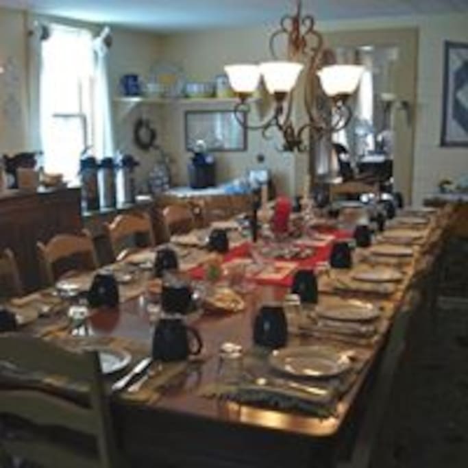 The breakfast room. Jerry is famous for his breakfasts!