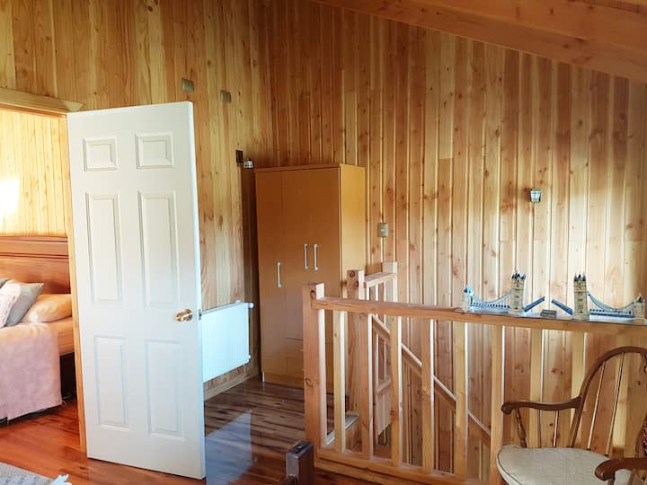 Ghorofa ya pili ya chumba cha kulala cha kwanza (imeunganishwa na bwana)