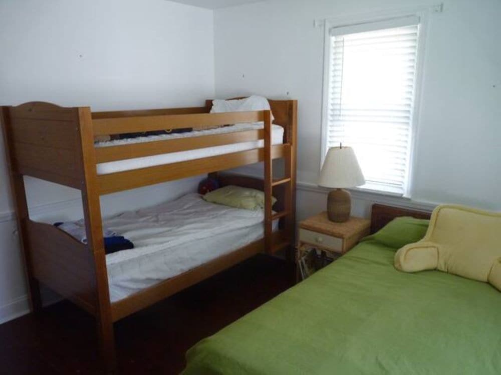 Една от спалните - голямо двойно легло с двуетажно легло. 