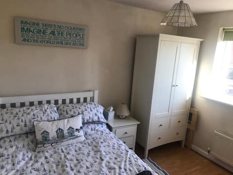 Comfy room 10 min  bus  to city 
Own bathroom