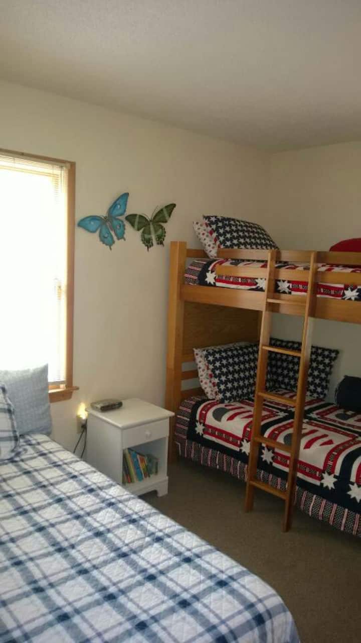 kids bedroom, 3 twin beds