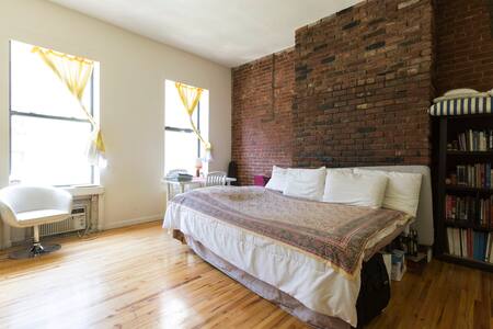 Sunlit cozy studio apt in UWS (70s)