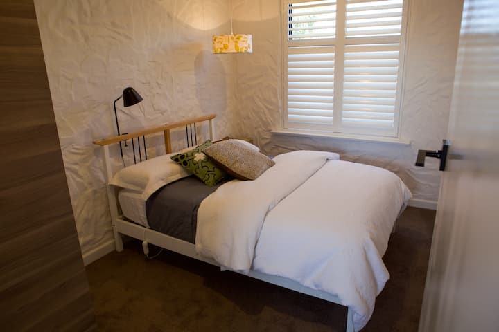 ห้องนอนคู่ที่ 2 พร้อมตู้เก็บของในตัวและแสงธรรมชาติสว่างมาก