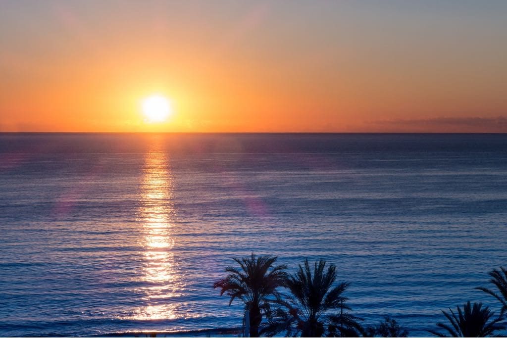 Las mejores puestas de sol del mediterráneo la playa de badalona te recibirá con las mejores puestas de sol la ciudad de badalona es el mejor lugar para disfrutar del mediterráneo su gastronomía y sus bonitos paseos maritimos