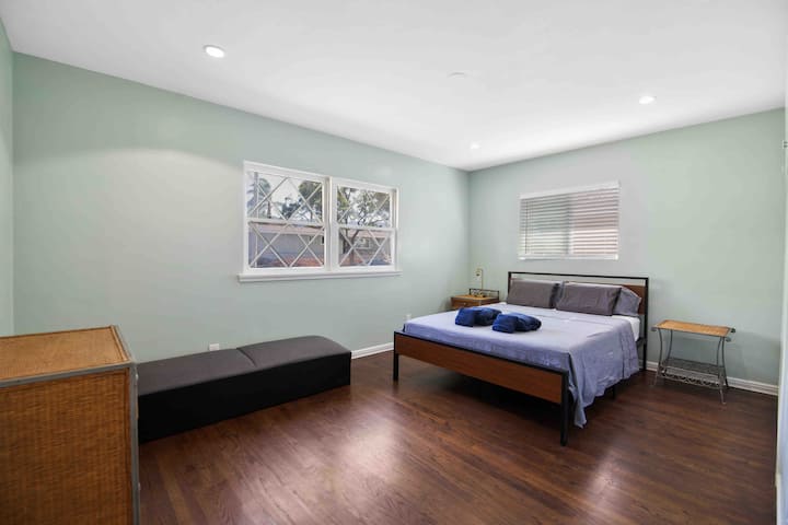 Menšia manželská posteľ v prvej spálni. 