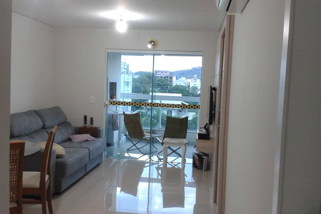 Acesso em tudo novo. Espaço simples confortável e amplo.