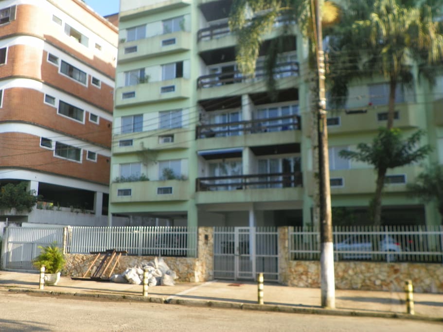 Condomínio, fica situado no final da rua-local tranquilo-praia da Enseada- 5 quarteirões da praia